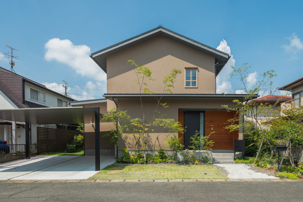 素材感を大切にした三角屋根の家