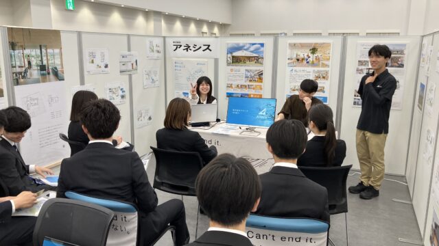 建築学生に向けて、企業説明中…