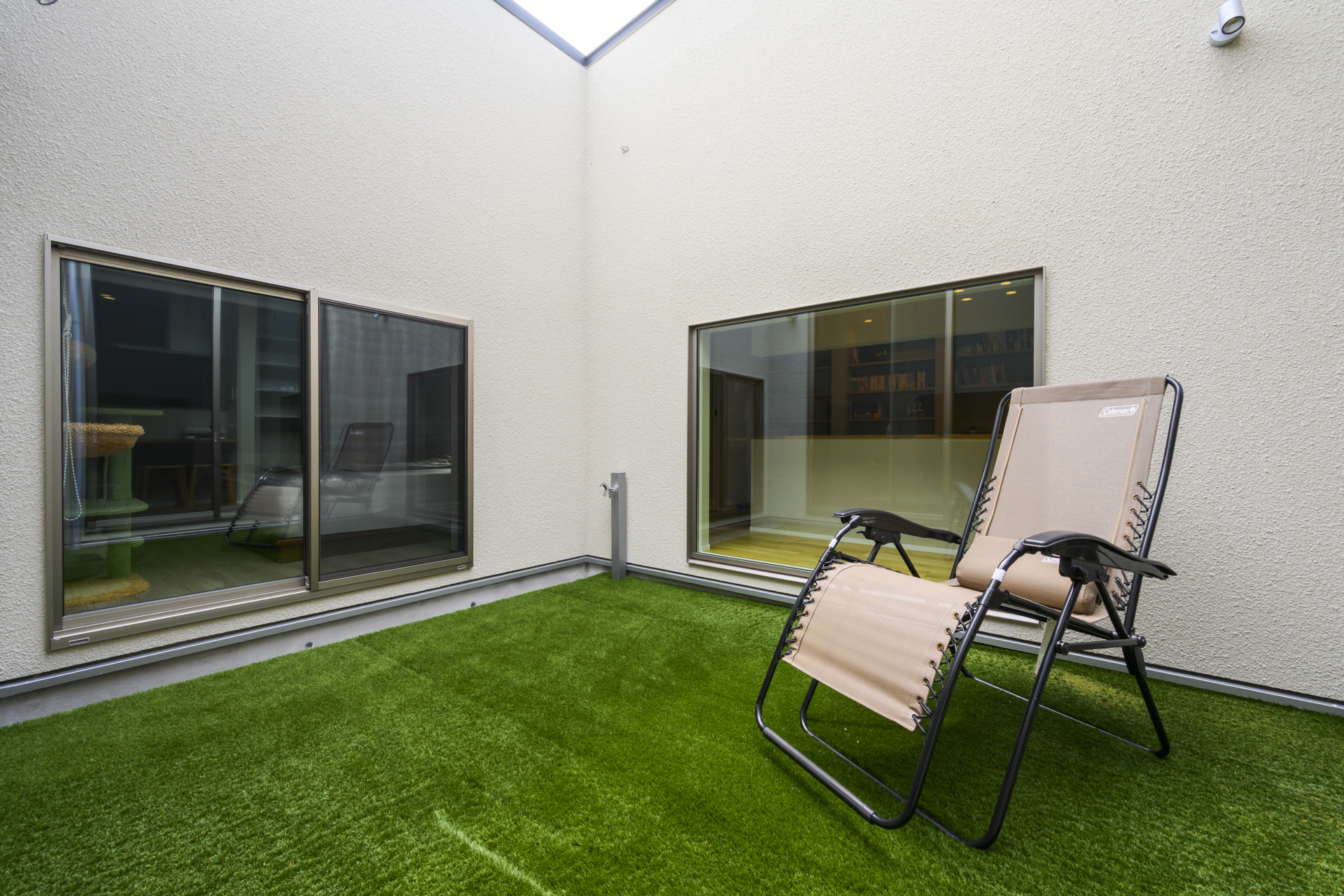 人工芝を敷いたプライベートな中庭